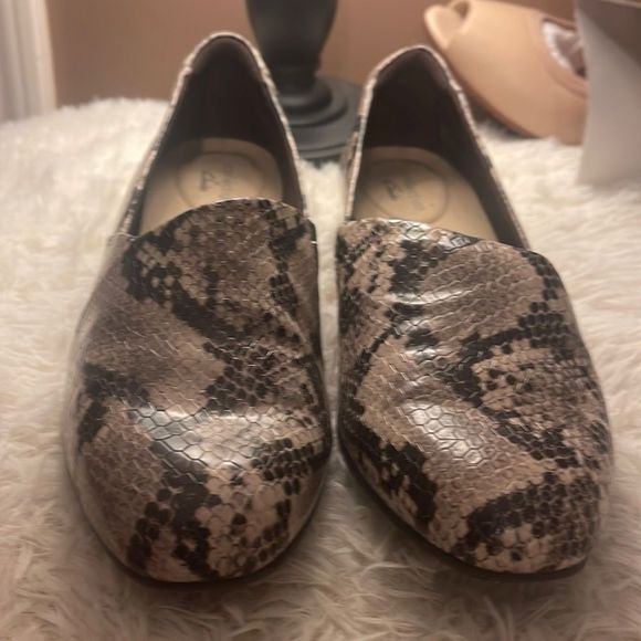 Clarks Shoes - Clark’s Ashland Jam snakeskin slip on Shoes EUC. 7.5